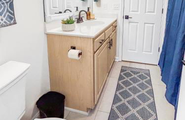 Modern and Comfy-2BR 2BA with pool access - ground floor, Near Outlets & Beaches - Foto 10