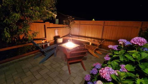 Sunkissed 3BR beach getaway - dog-friendly fenced yard, firepit, glimpse ocean views, near beach access, sleeps 8 - Foto 2