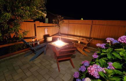 Sunkissed 3BR beach getaway - dog-friendly fenced yard, firepit, glimpse ocean views, near beach access, sleeps 8 - Foto 2