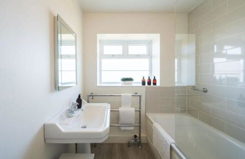 Cliff Top - Panoramic Sea Views with Spa & Hot Tub - Photo 31