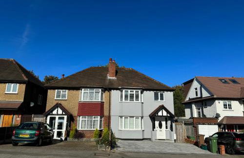 3 Bed House in Cheam, London with Garden, Parking and Playground - Photo 3