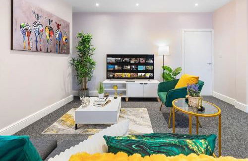 Immaculate 2BR London Flat with King Bed-Parking Available-Sleeps 6-20 Percent OFF Off Long Stays! Perfect for Families, Contractors & Couples! - Foto 1