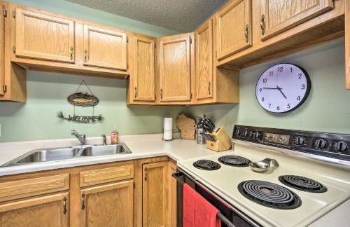 Wooded Danbury Cabin with Grill and Fire Pit! - Foto 9