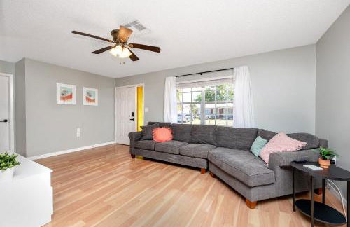 Sunny Escape: Vibrant Pool Home - Photo 10