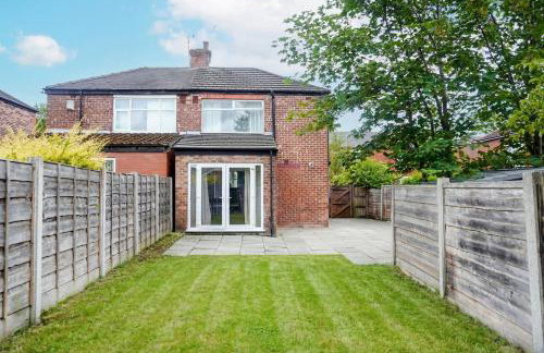 Spacious 3BR Weekend Getaway Home Near Etihad and Coop Live - Free Parking! - Foto 35