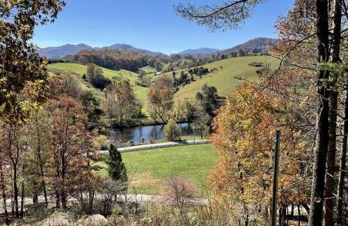 Rustic-Modern Log Cabin Getaway: Family-Friendly, Quiet Ranch, Wildlife at Your Door in Clyde, North Carolina - Foto 11