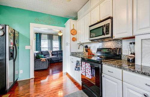 Storybook Craftsman Home with Private Hot Tub! - Foto 18