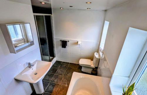 No 7 - Bright, Spacious 3 Bed Home with Parking & WiFi - Foto 38