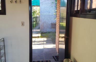 CASA COMPLETA, CENTRO, 4 Qtos, Wi-Fi, 130m quadrados, 4 Camas Casal, Churrasqueira e Apetrechos, Vasto Quintal e Varanda nos Fundos, 2 Banheiros, 9 Pessoas, Área Frontal, Garagem Coberta, Estacionamento Interno 2 Carros, Fogão a Lenha - Foto 26