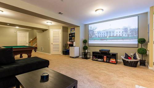 The Nest at Harmony Woods: Lux DC getaway + office - Foto 3, Game Room