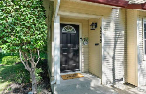 East Sac Getaway, Walking Distance to Hospitals - Photo 31