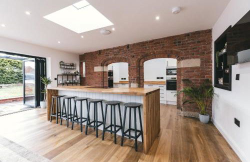 Large 7 Bedroom House for Families and Work Crews Hot Tub Parking Wi-Fi sleeps 17 - Foto 10