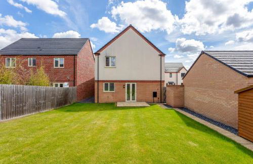 Beautiful Detached House with Driveway Parking, Study Room, Spacious Garden, Smart TVs and Fast Wifi by Yoko Property - Photo 28