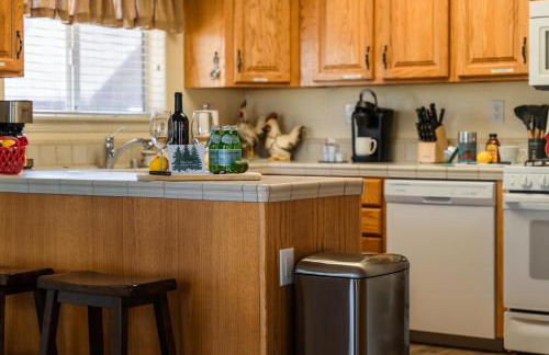 Lazy Squirrel - Cozy Family House with Full Game Room - Foto 22