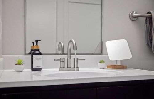 Cozy 2BR Getaway, King Bed, Free Parking - Foto 43