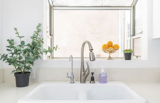 Charming Spacious Home - Modern Comforts, Prime Location - Photo 33