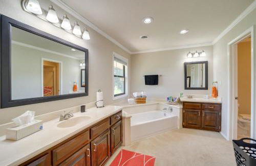 Spacious Arkansas Abode with Balcony and Fire Pit! - Foto 18