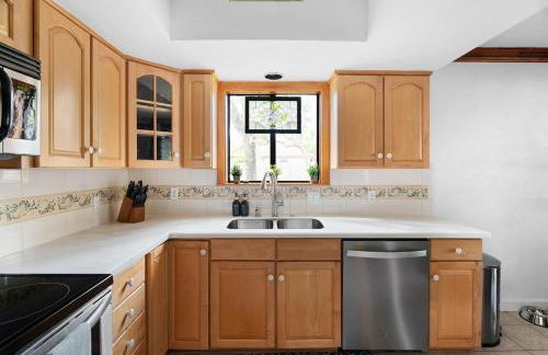 Serene Family Retreat King Beds Pool Hot Tub and Games - Photo 18