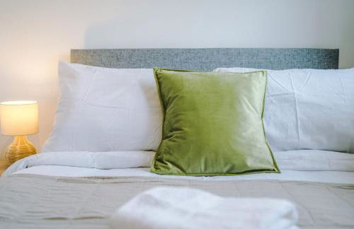 4BR Home for 8, Full Kitchen, Parking, WiFi in Northwich - Photo 79