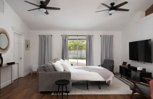 The Recharge - Springs , Tesla & EV Station , Pets - Foto 6