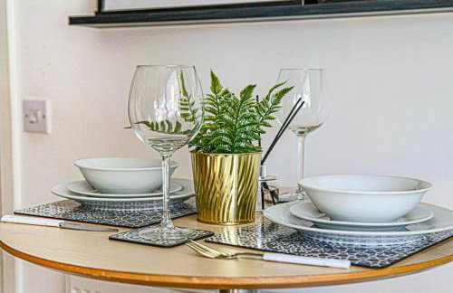 Stylish House with Smart TVs and Netflix, Fast Wifi, Free Parking and Garden by Yoko Property - Foto 27