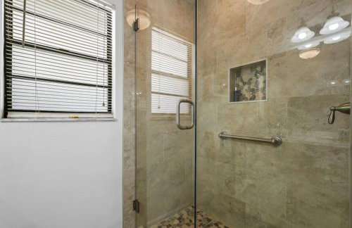 Coastal Home 10 min to the Beach - Foto 26