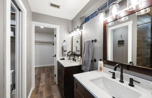 Lynx Lake Lux 6-BR HouseSleeps 22Hot TubGame Rm - Foto 73