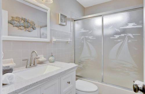 Eagle's Way with Firepit Heated Pool and Sunroom Near BEACH - Foto 70