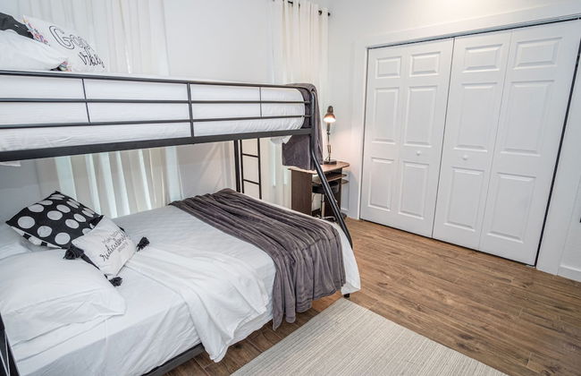 Huge Remodeled 5BR 4BA House Sleeps 20 Downtown - Photo 20