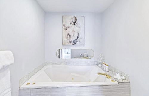 New Renovated 5BD Home with Hot Tub Sauna & Game Rm - Foto 35