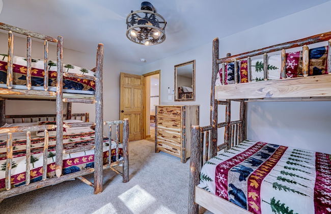 Over the Top Lodge by Avantstay Hot Tub, Shared Pool, Beach/lake Access - Foto 5