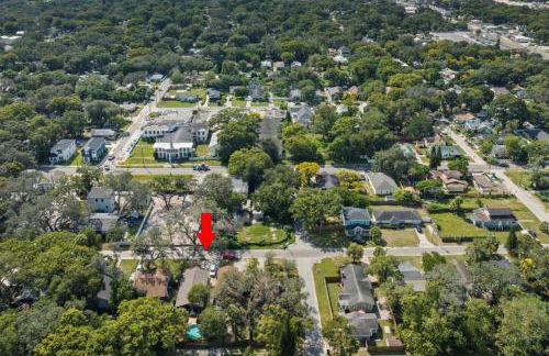 Urban Flamingo Retreat Modern Meets Tropical in this Beautiful, Updated Pet Friendly 3BD Pool Home with Outdoor Living Space - Foto 40