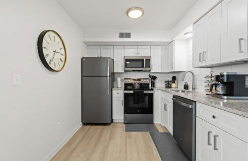 Bright & Spacious Flat Near the Heart of Royal Oak - Photo 3