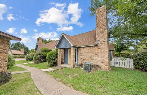 Central Condo 1BR 1BA, Private Patio and Fenced Yard w Parking by Austin Vacay - Foto 28