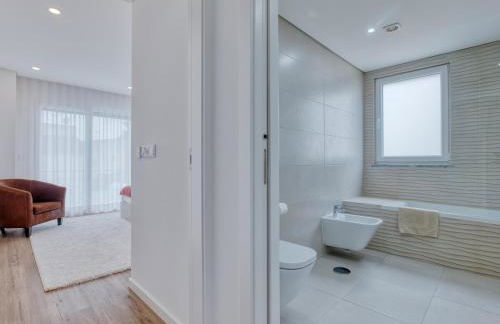 Vita Portucale ! Chic Luxe Villa with Saltwater Pool - Foto 46