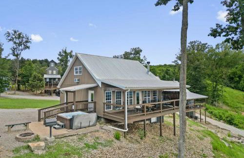 Wood Haven Cabin with a hot tub fire pit & indoor pool - Photo 36