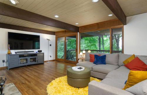 Retro Metro Deck House MCM Gem with Hot Tub & Spectacular Views! - Foto 29