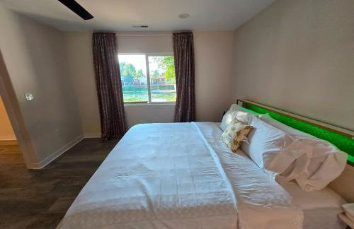 Lakefront Retreat • Private Yard + Fireplace - Foto 11