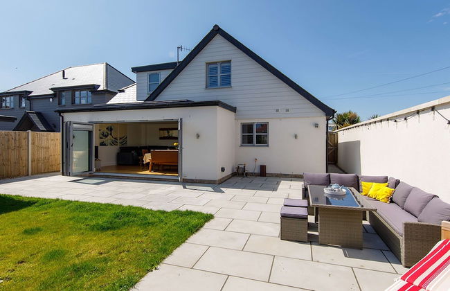 Delightful Seaside Hideaway 5 Mins to Beach - Photo 3