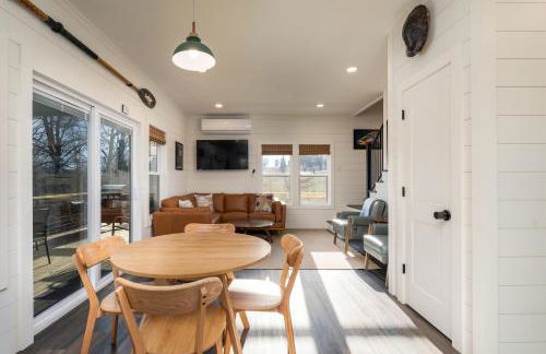 New Riverfront Home with Mtn Views - Foto 30