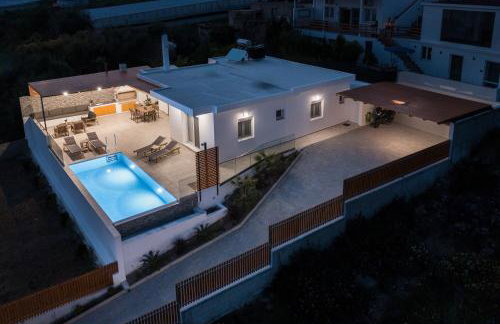 Windless SeaView Villa, with Pool & Hot Tub, By ThinkVilla - Foto 13