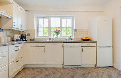 Henrow House Lymington 4 Bed Detached Home with Hot Tub - Foto 18