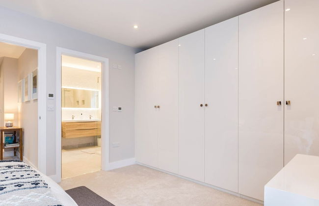 Stylish new Home With Parking - King Beds Garden - Foto 69