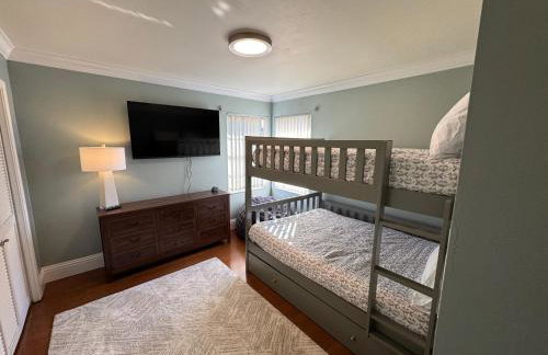 Spacious Naples Lakefront Pool Home Minutes from Downtown! - Foto 12