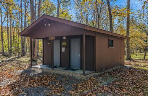 Camp Dancing Bears - Wifi, Riverfront, Pet Friendly, Fire Pit, Grill, Deck, Fishing, Games, Fireplace, King Bed - Photo 38