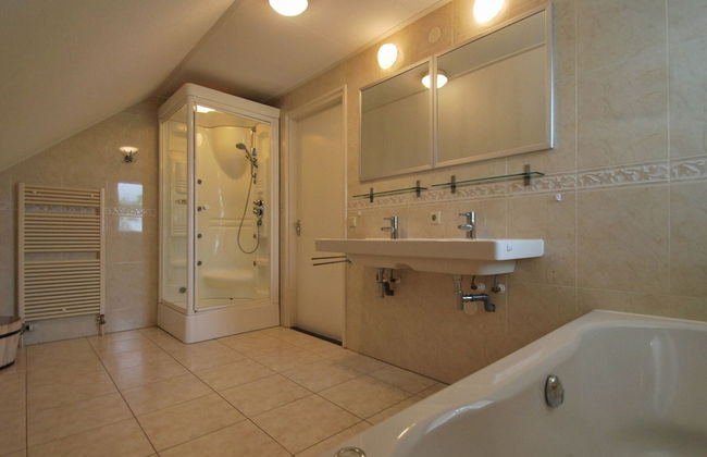 Thatched Villa With Bath in a Holiday Park - Foto 18