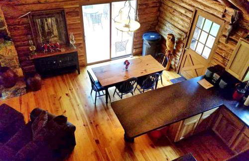 Charming Log Cabin Getaway with Private Hot Tub near Decatur, Illinois - Foto 17