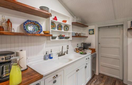 Creole Cottage - 2 Bed, 1 Bath, Pet Friendly with Fee, Walk to Downtown, Grill, Washer & Dryer - Foto 62