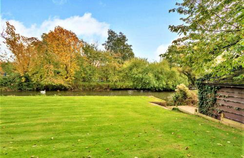 Finest Retreats - Islip Mill House - Beautiful Riverside Home - Photo 31