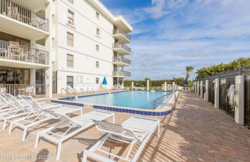Coastal 2BR Oceanfront Escape, Steps from Sand & Pool - Foto 23